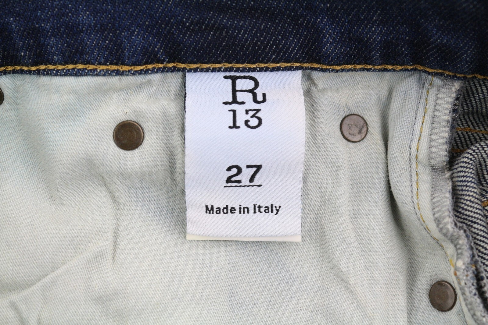 R13 Jesse moteriški džinsai, 27, laisvi, tiesaus kirpimo, su nuleidžiamu tarpkoju, užtrauktuku, skalbtos mėlynos spalvos. Rekomenduojama kaina – 870 €. 