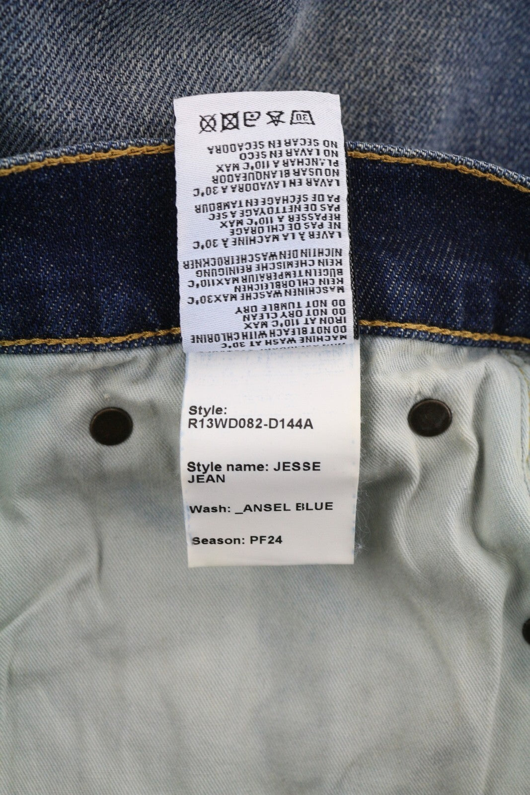 R13 Jesse moteriški džinsai, 27, laisvi, tiesaus kirpimo, su nuleidžiamu tarpkoju, užtrauktuku, skalbtos mėlynos spalvos. Rekomenduojama kaina – 870 €. 