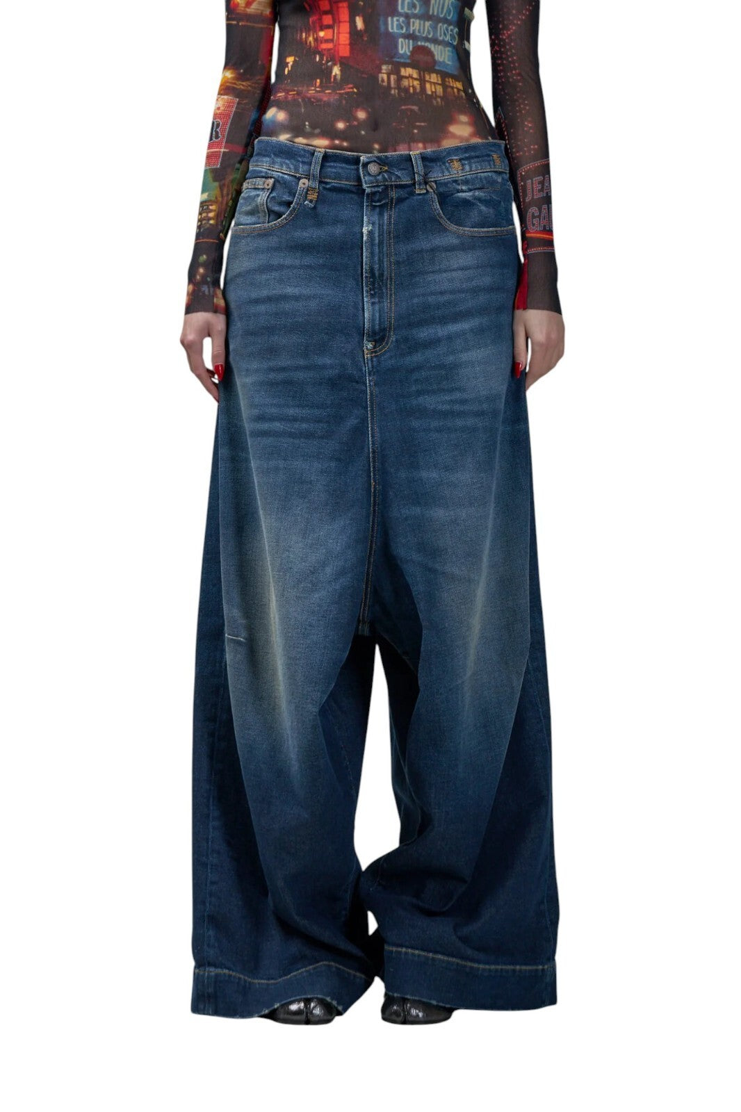 R13 Jesse moteriški džinsai, 27, laisvi, tiesaus kirpimo, su nuleidžiamu tarpkoju, užtrauktuku, skalbtos mėlynos spalvos. Rekomenduojama kaina – 870 €. 