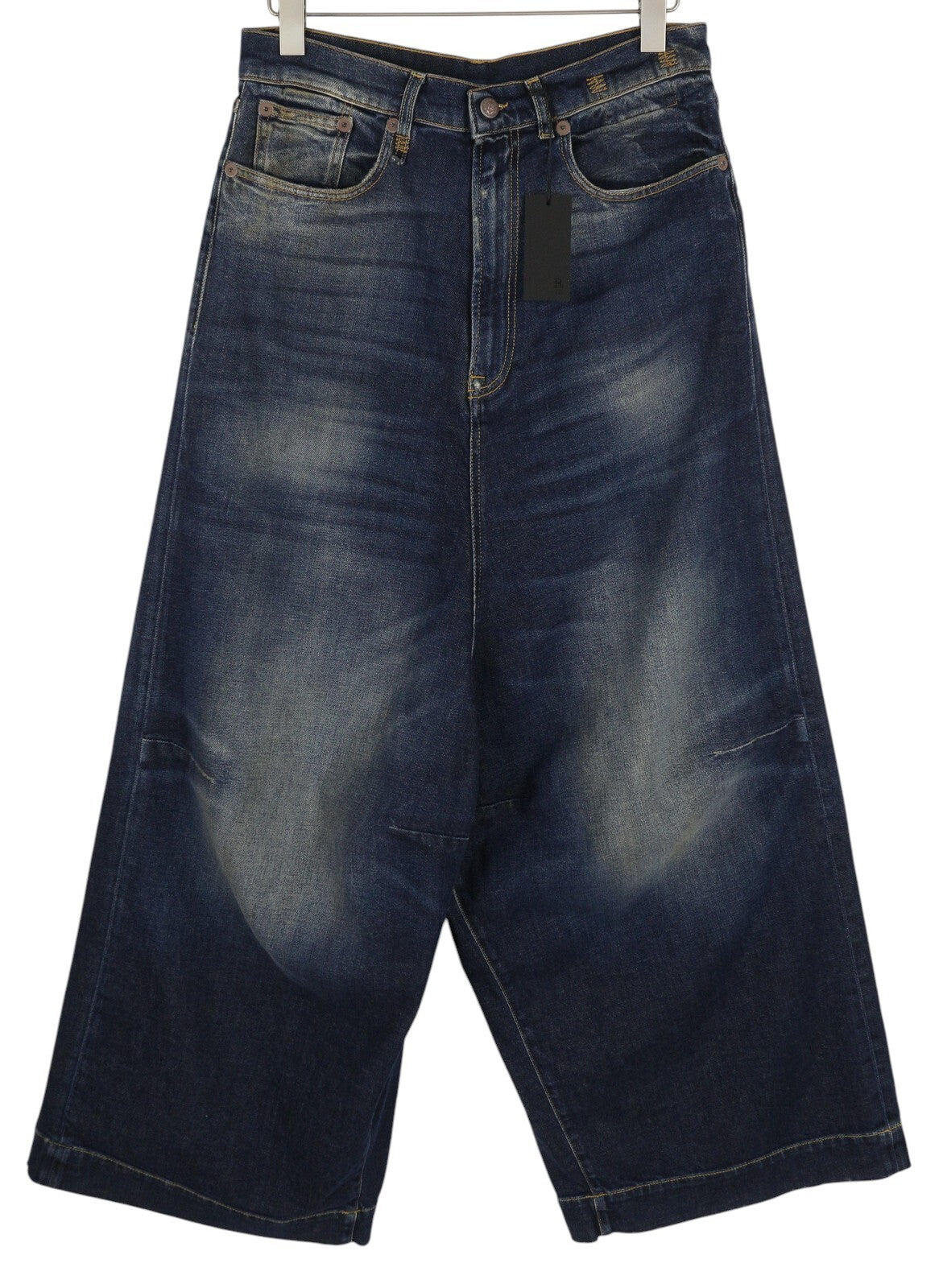 R13 Jesse moteriški džinsai, 27, laisvi, tiesaus kirpimo, su nuleidžiamu tarpkoju, užtrauktuku, skalbtos mėlynos spalvos. Rekomenduojama kaina – 870 €. 