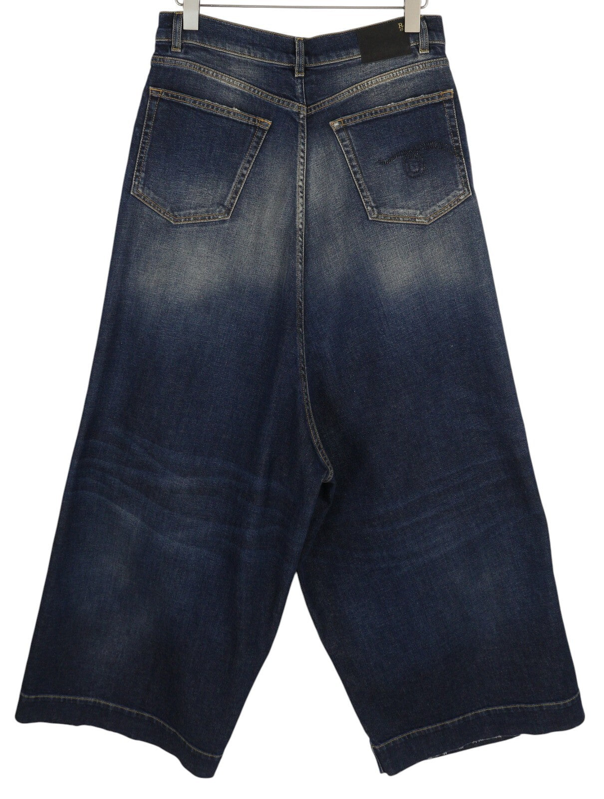 R13 Jesse moteriški džinsai, 27, laisvi, tiesaus kirpimo, su nuleidžiamu tarpkoju, užtrauktuku, skalbtos mėlynos spalvos. Rekomenduojama kaina – 870 €. 