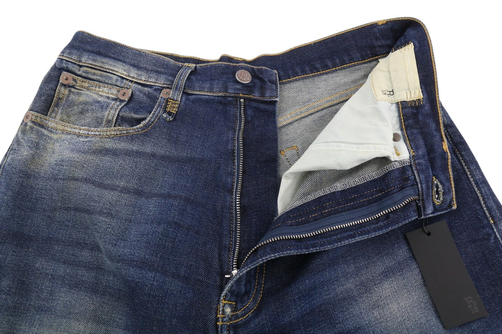 R13 Jesse moteriški džinsai, 27, laisvi, tiesaus kirpimo, su nuleidžiamu tarpkoju, užtrauktuku, skalbtos mėlynos spalvos. Rekomenduojama kaina – 870 €. 