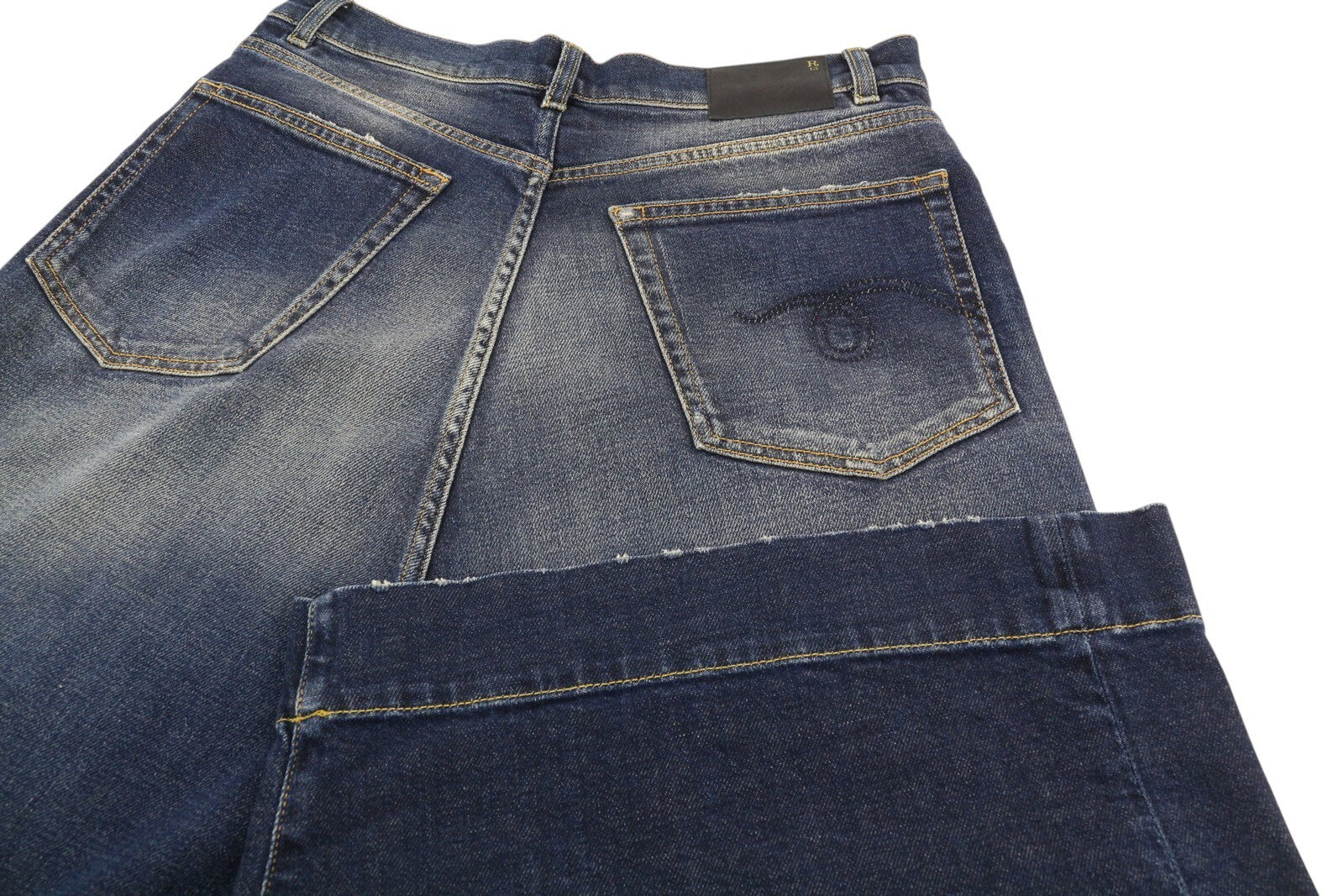 R13 Jesse moteriški džinsai, 27, laisvi, tiesaus kirpimo, su nuleidžiamu tarpkoju, užtrauktuku, skalbtos mėlynos spalvos. Rekomenduojama kaina – 870 €. 