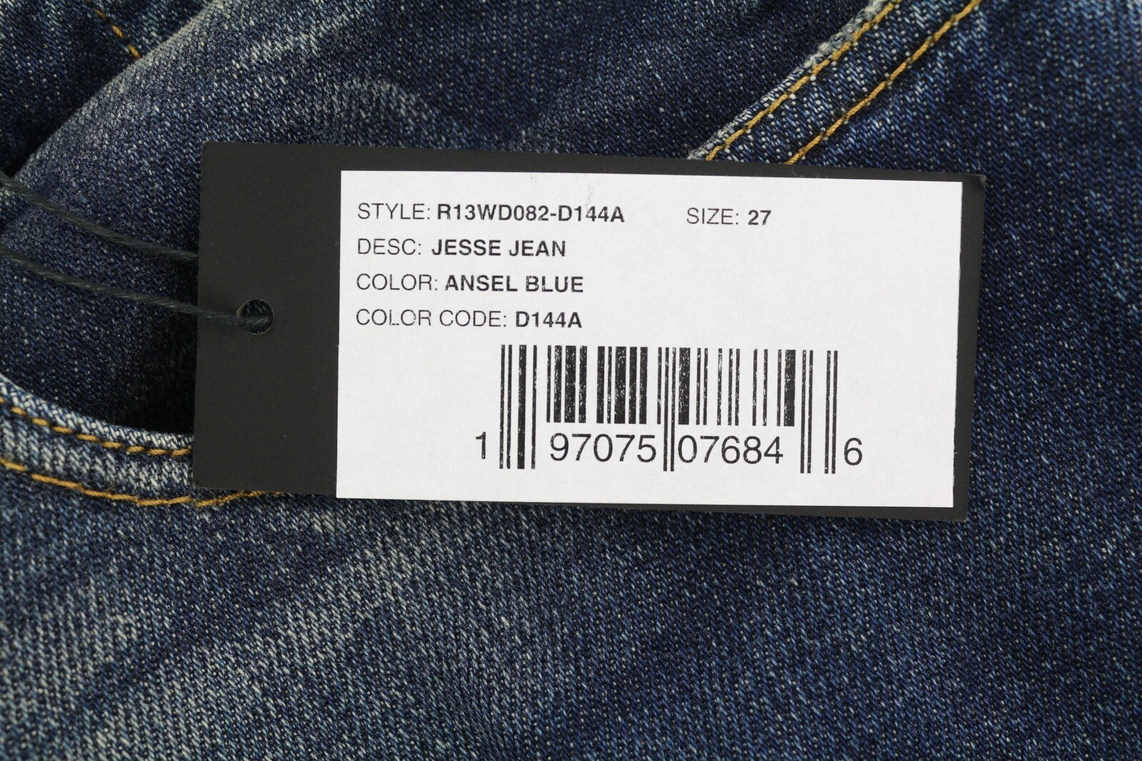 R13 Jesse moteriški džinsai, 27, laisvi, tiesaus kirpimo, su nuleidžiamu tarpkoju, užtrauktuku, skalbtos mėlynos spalvos. Rekomenduojama kaina – 870 €. 