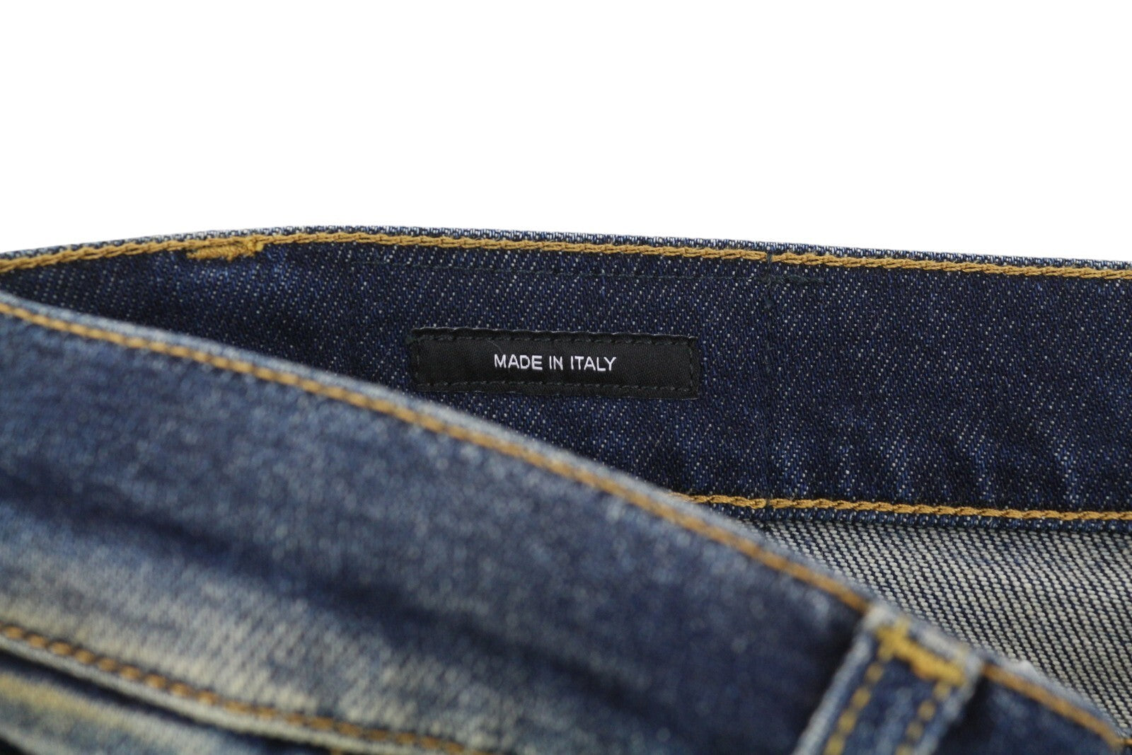 R13 Jesse moteriški džinsai, 27, laisvi, tiesaus kirpimo, su nuleidžiamu tarpkoju, užtrauktuku, skalbtos mėlynos spalvos. Rekomenduojama kaina – 870 €. 