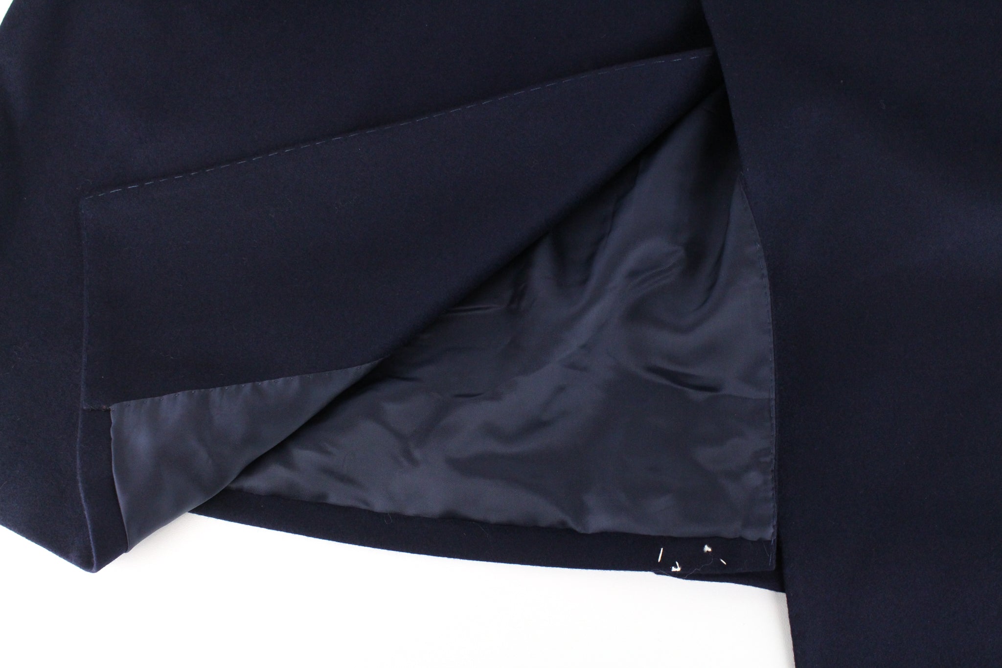 „SUITSUPPLY Vicenza“ vyriškas tamsiai mėlynas vilnonis, vidutinio ilgio flanelinis paltas, UK52R, su pamušalu 