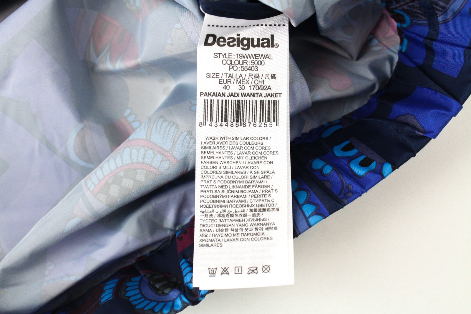 DESIGUAL Lex moteriška mėlyna trumpa striukė su abstrakčiu raštu ir paslėptu gobtuvu. 