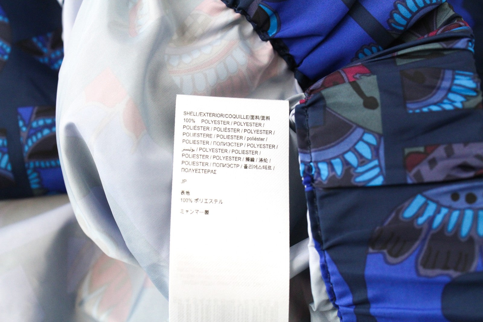 DESIGUAL Lex moteriška mėlyna trumpa striukė su abstrakčiu raštu ir paslėptu gobtuvu. 