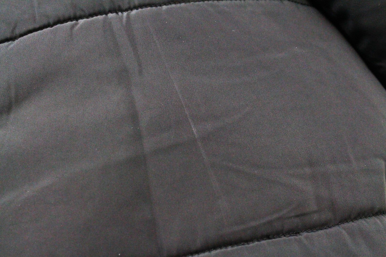 REPLAY S juoda dirbtinio kailio paminkštinta moteriška parka su gobtuvu, pamušalu ir užtrauktuku 