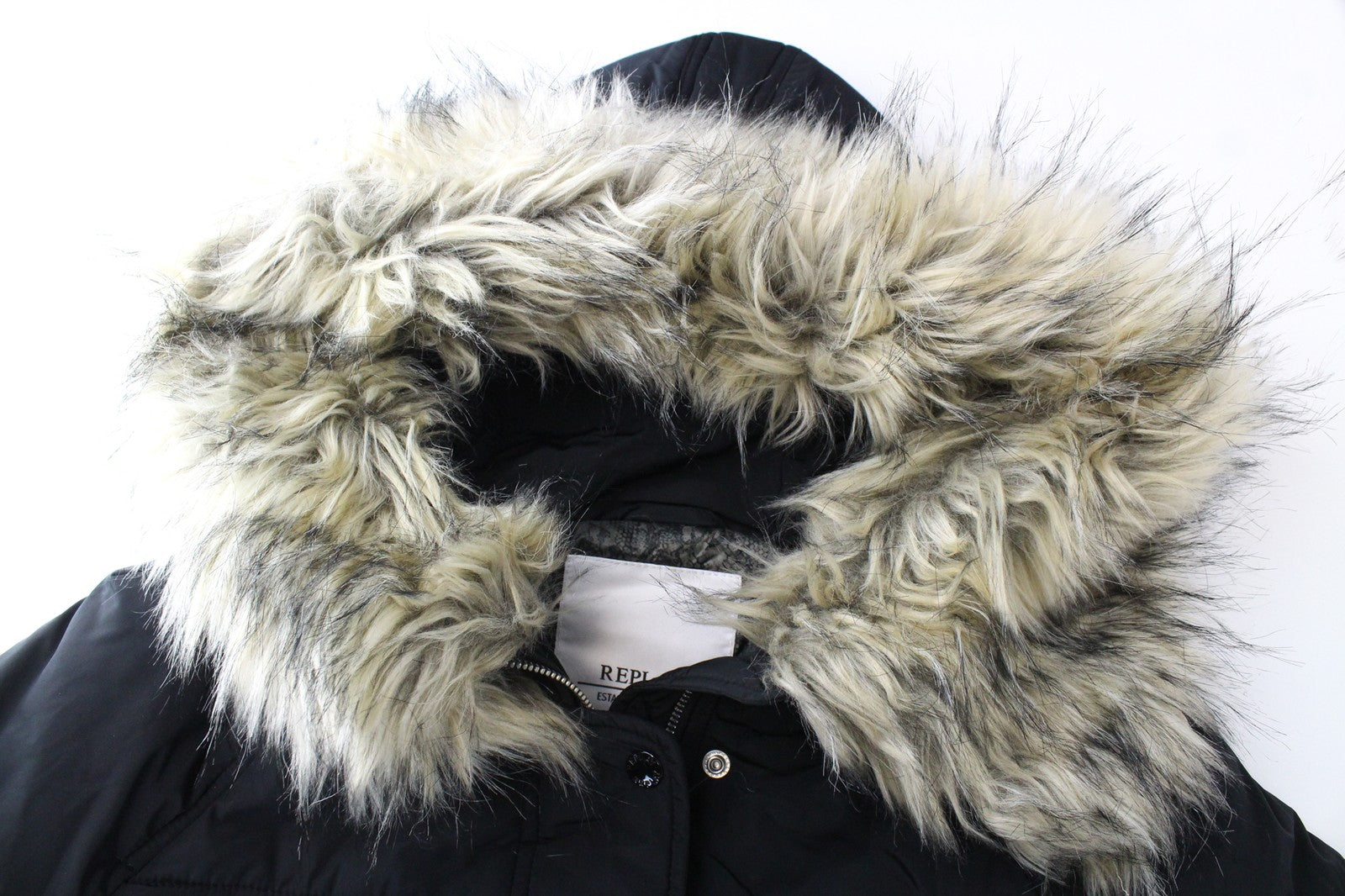 REPLAY S juoda dirbtinio kailio paminkštinta moteriška parka su gobtuvu, pamušalu ir užtrauktuku 