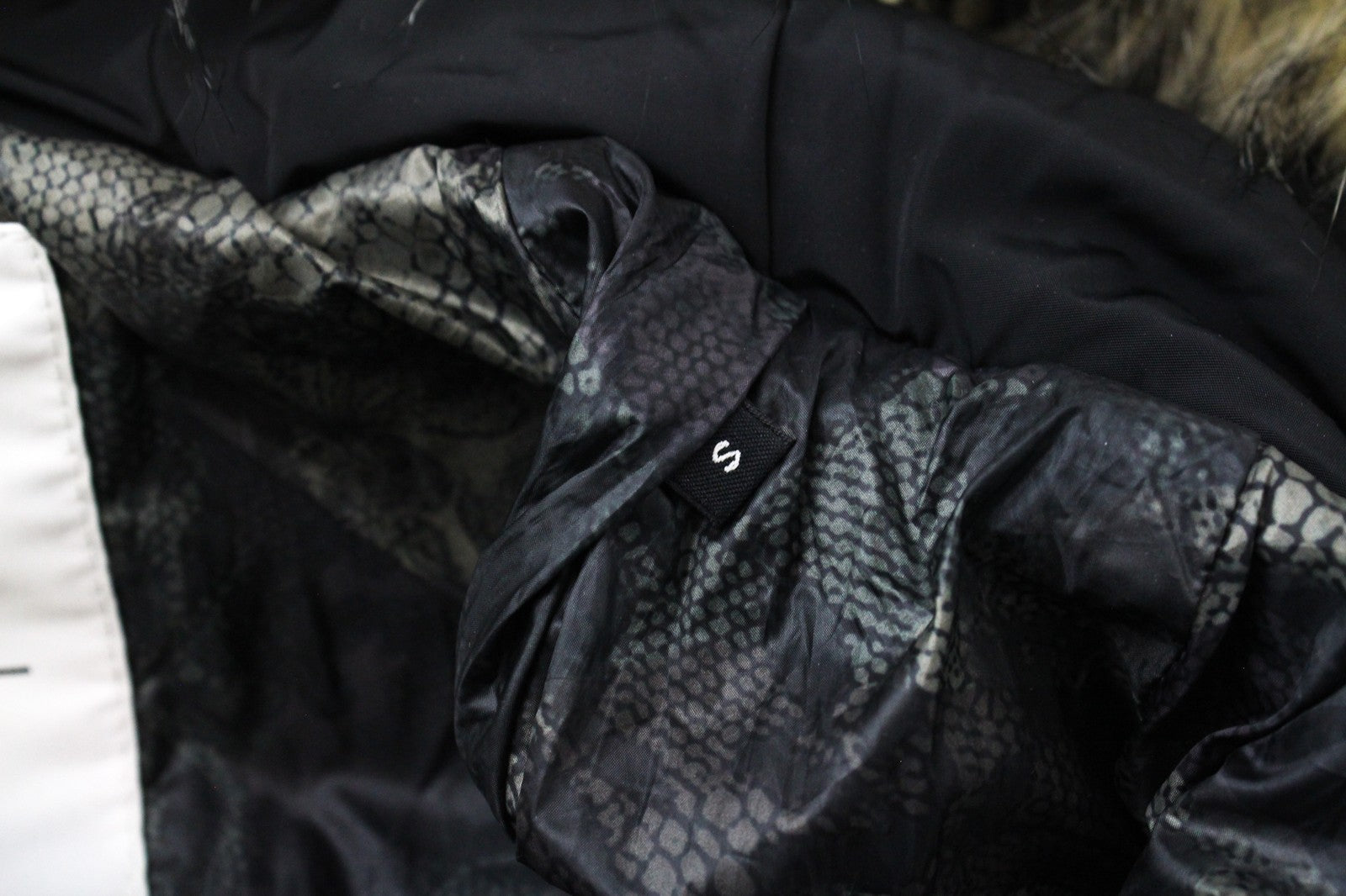 REPLAY S juoda dirbtinio kailio paminkštinta moteriška parka su gobtuvu, pamušalu ir užtrauktuku 