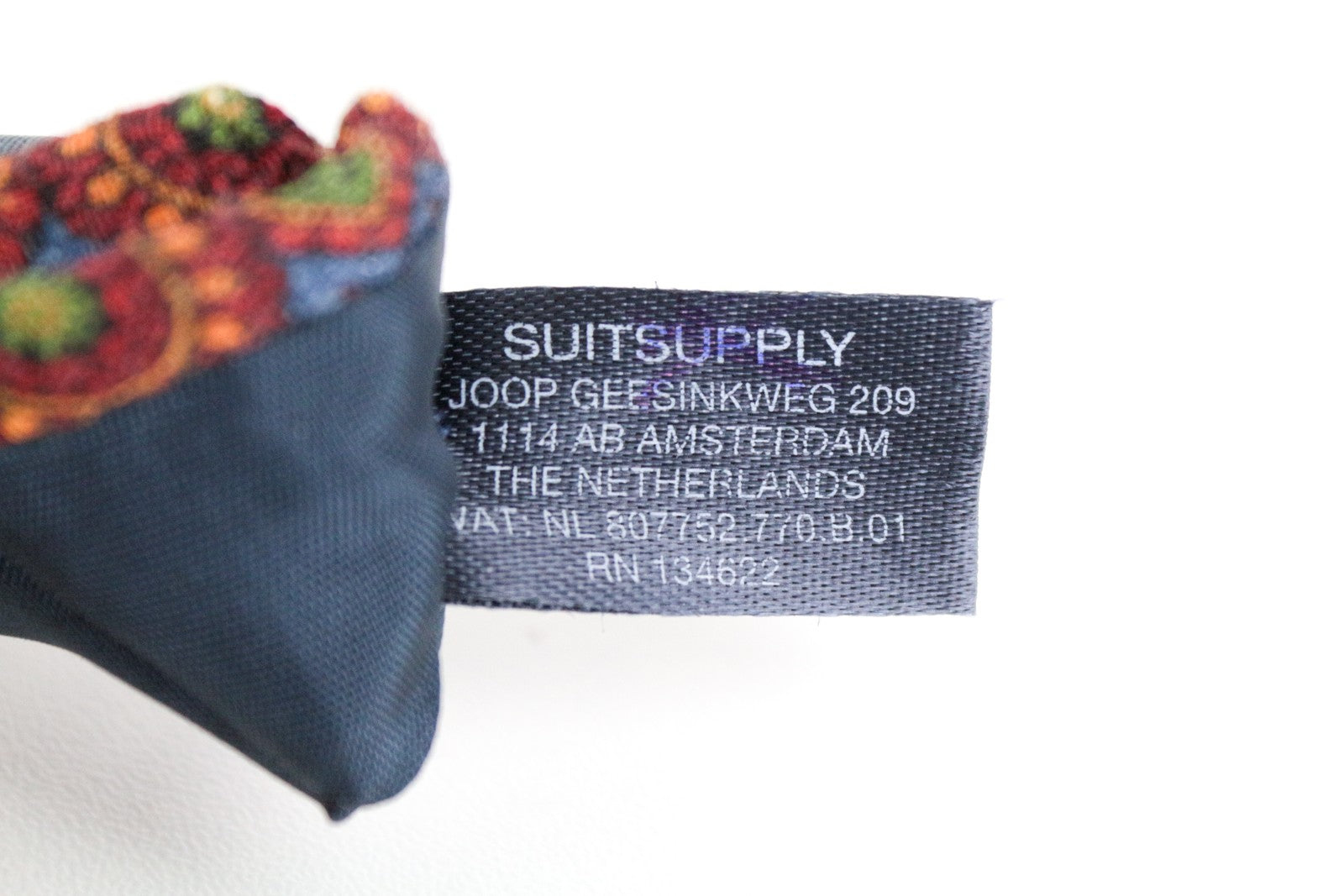 SUITSUPPLY vyriškas kaklaraištis ~150x8,5 raudonai mėlynas raštuotas vilnonis šilkas smailiais galais 