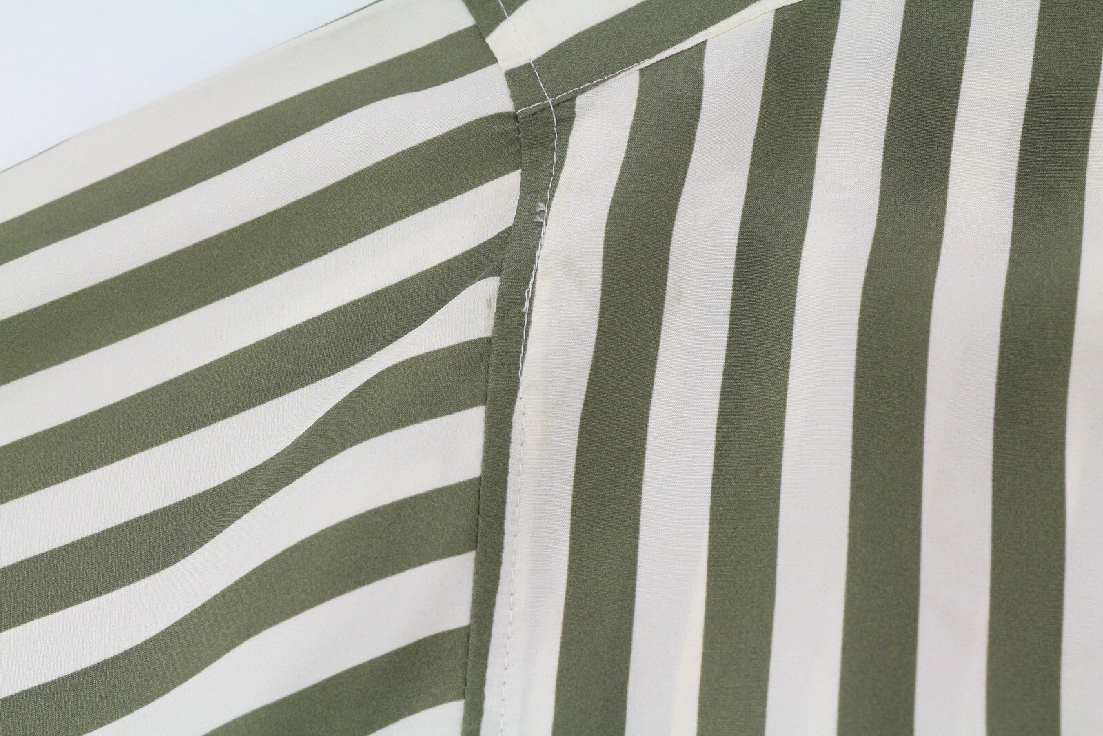 RALPH LAUREN moteriški marškinėliai M, šilkmedžio spalvos, dryžuoti, su sagomis, iškirpte. RMK 391 USD. 