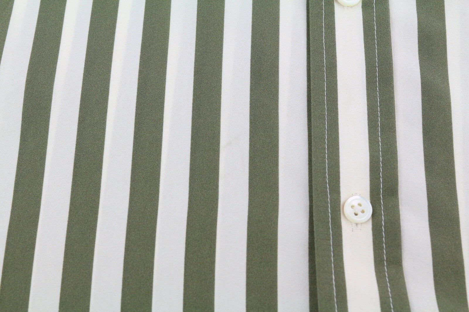 RALPH LAUREN moteriški marškinėliai M, šilkmedžio spalvos, dryžuoti, su sagomis, iškirpte. RMK 391 USD. 