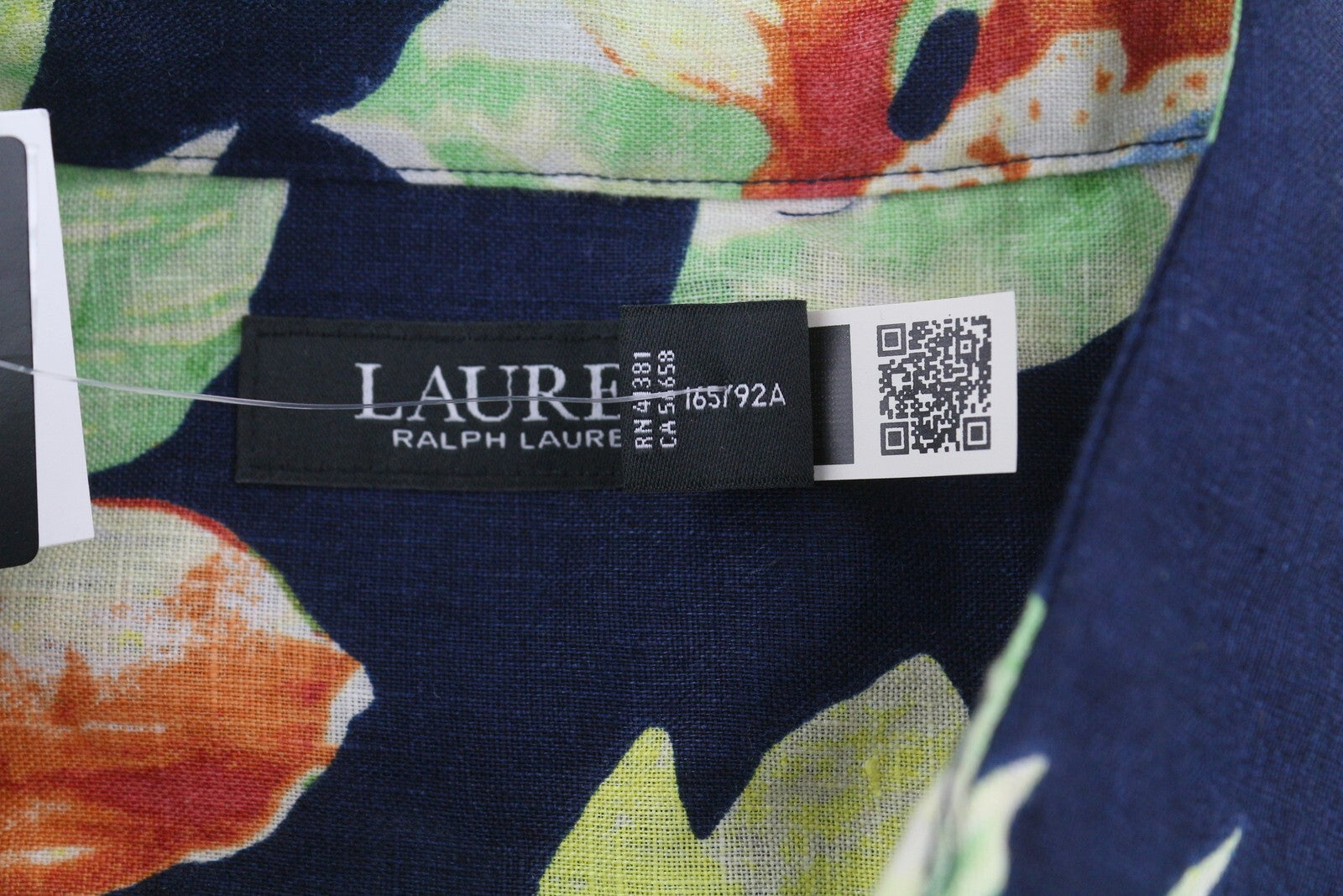 LAUREN RALPH LAUREN moteriški marškinėliai M trumpomis rankovėmis su sagomis ir gėlėtu raštu. Rekomenduojama kaina – 169 €. 