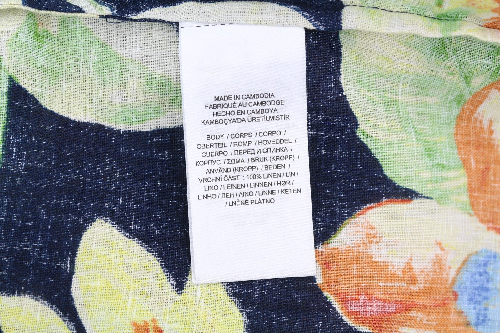 LAUREN RALPH LAUREN moteriški marškinėliai M trumpomis rankovėmis su sagomis ir gėlėtu raštu. Rekomenduojama kaina – 169 €. 