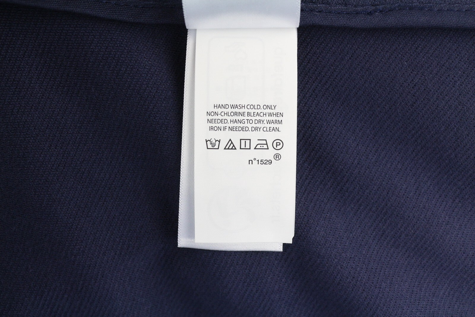 RALPH LAUREN moteriškas švarkas S dydžio tamsiai mėlynas su uždėtinėmis kišenėmis ir tekstūruotomis sagomis. Rekomenduojama kaina – 229 €. 