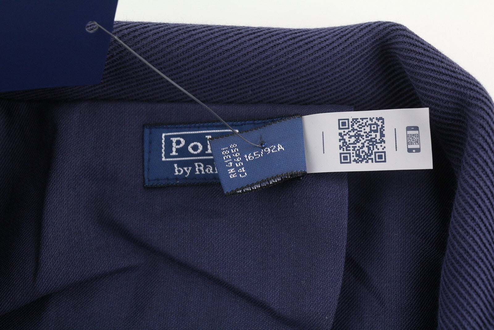 RALPH LAUREN moteriškas švarkas S dydžio tamsiai mėlynas su uždėtinėmis kišenėmis ir tekstūruotomis sagomis. Rekomenduojama kaina – 229 €. 