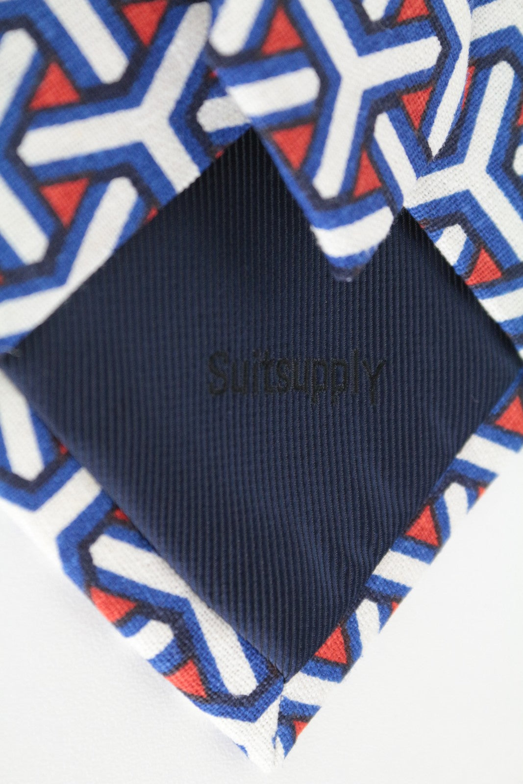 SUITSUPPLY vyriškas kaklaraištis mėlynas melanžas su grafiniais raštais, 148 x 8 cm, smailiais galais, formalus 