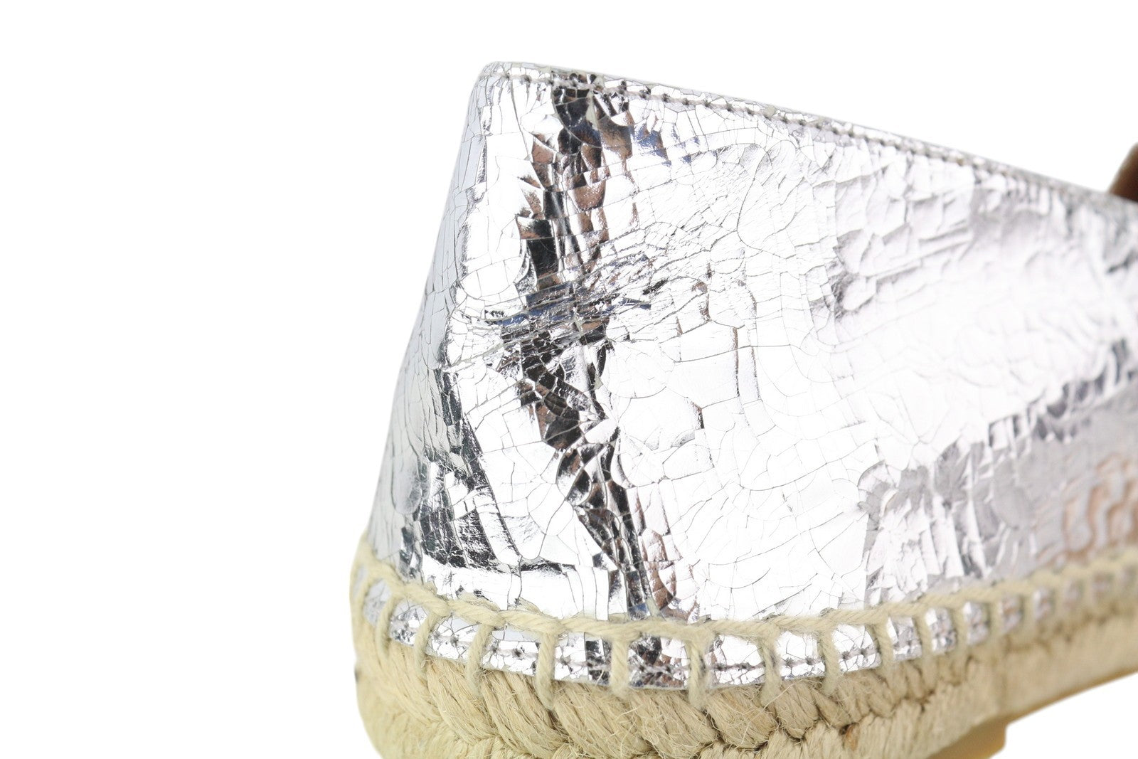 EMPORIO ARMANI moteriški bateliai su blizgia oda, 37 dydžio, sidabrinės spalvos, su įmaute. RMK 212 €. 