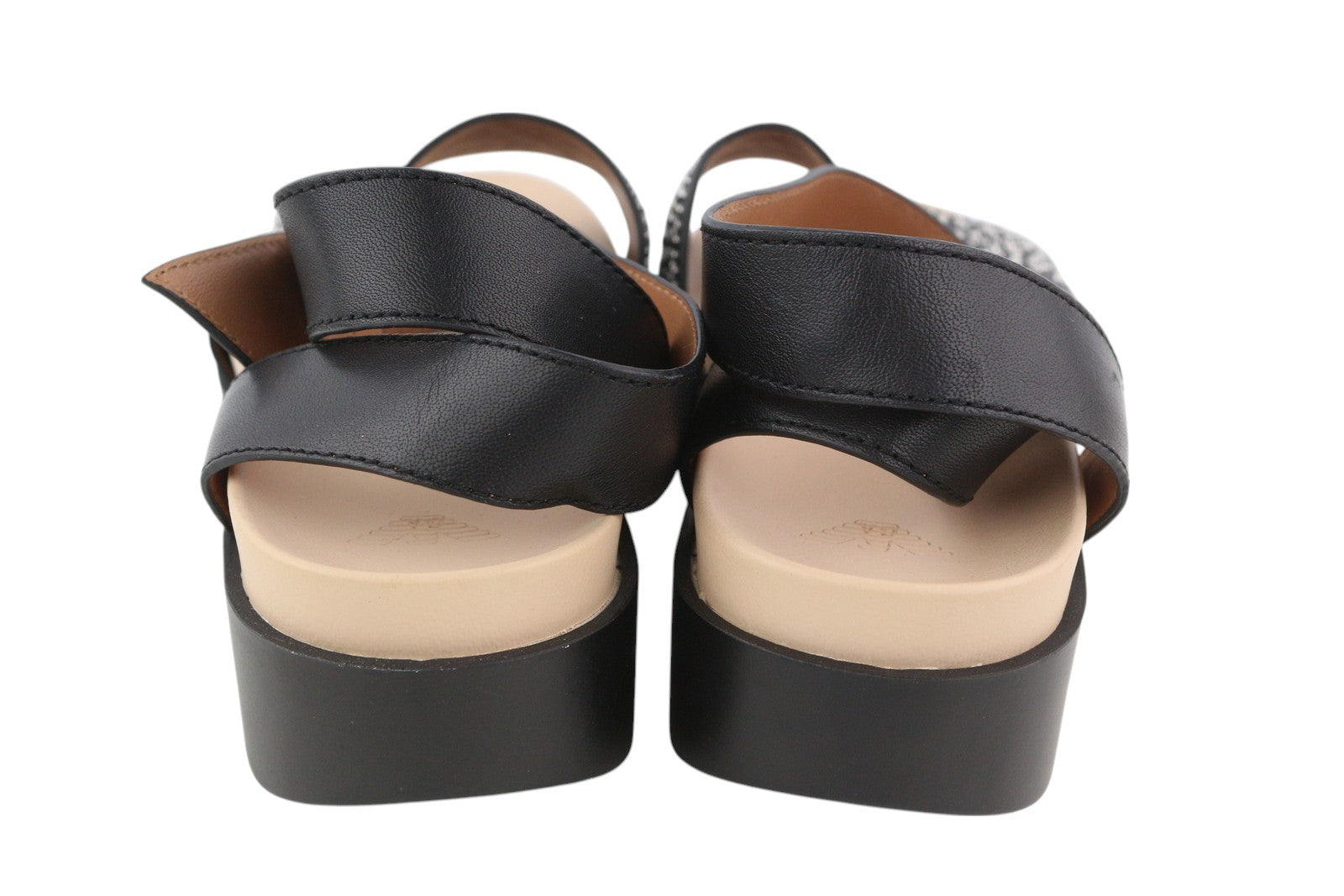 EMPORIO ARMANI X3U063 moteriškos basutės, 37 dydžio, juodos, odinės, su dygsniuotomis detalėmis ir platforma. 