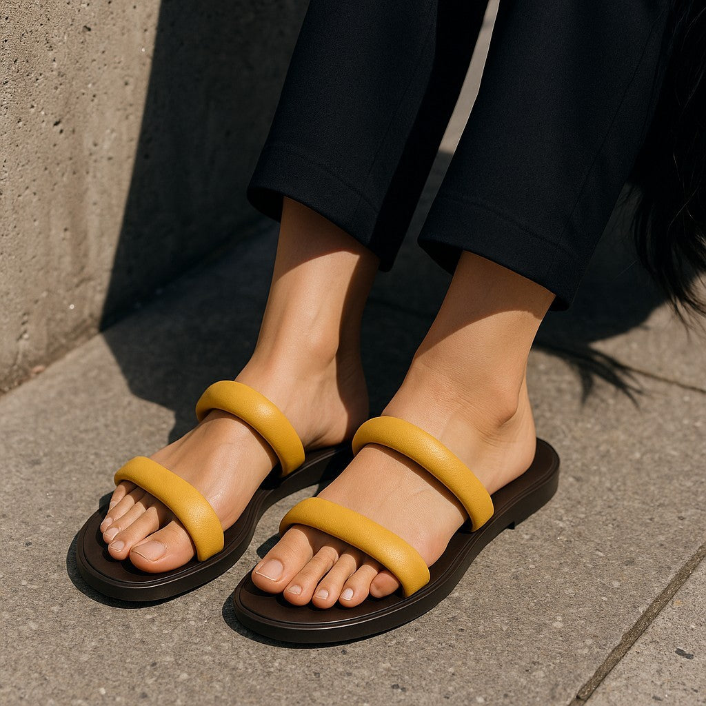 EMPORIO ARMANI X3P739 moteriškos basutės, 37 dydžio, smėlio spalvos, odinės, be kulnų, įsispiriamos. RMK 129 €. 