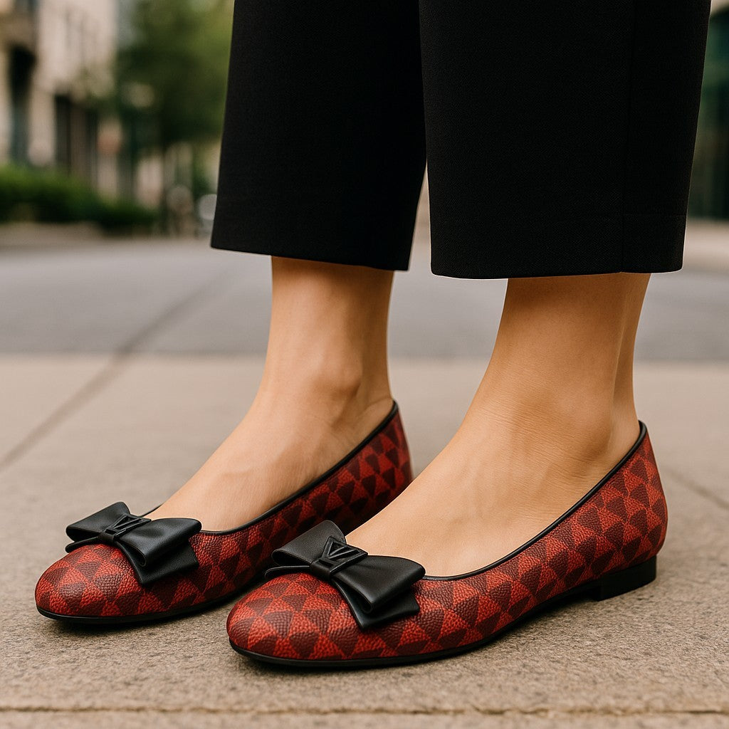 EMPORIO ARMANI X3D236 moteriški bateliai be kulno, 37 dydžio, raudoni, odiniai balerinos bateliai su kaspino detale. Rekomenduojama kaina – 199 €. 