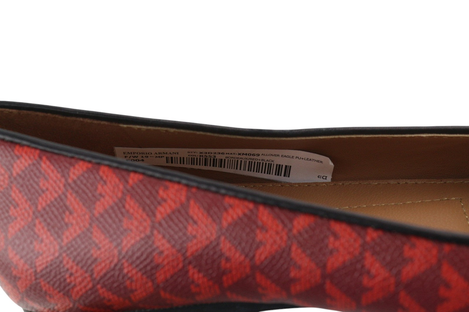 EMPORIO ARMANI X3D236 moteriški bateliai be kulno, 37 dydžio, raudoni, odiniai balerinos bateliai su kaspino detale. Rekomenduojama kaina – 199 €. 