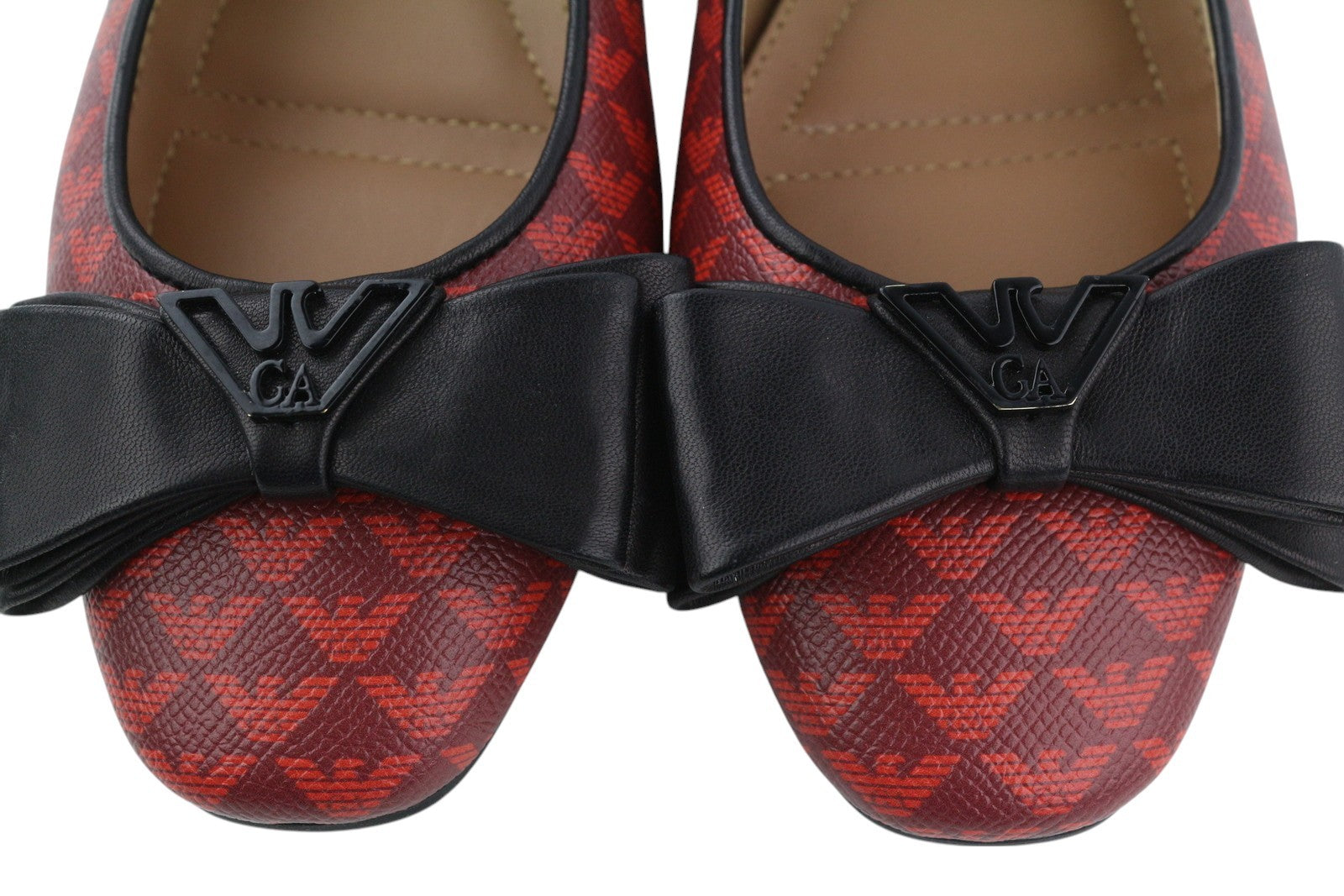 EMPORIO ARMANI X3D236 moteriški bateliai be kulno, 37 dydžio, raudoni, odiniai balerinos bateliai su kaspino detale. Rekomenduojama kaina – 199 €. 