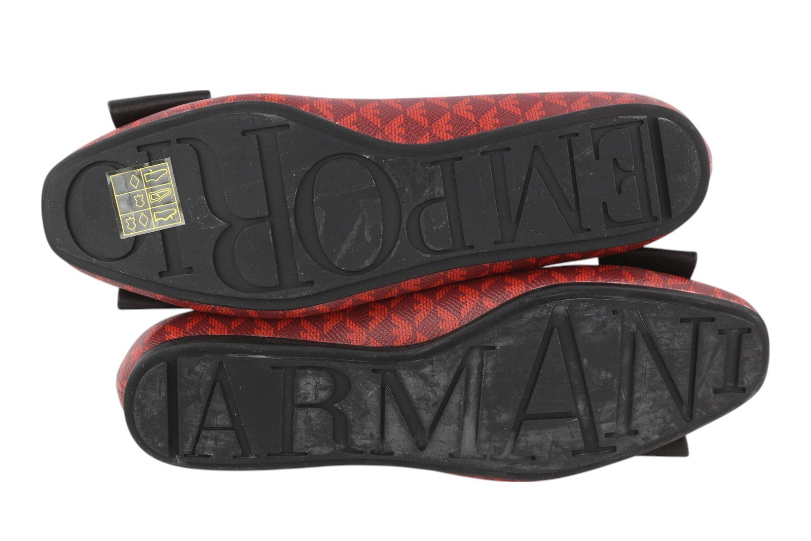 EMPORIO ARMANI X3D236 moteriški bateliai be kulno, 37 dydžio, raudoni, odiniai balerinos bateliai su kaspino detale. Rekomenduojama kaina – 199 €. 