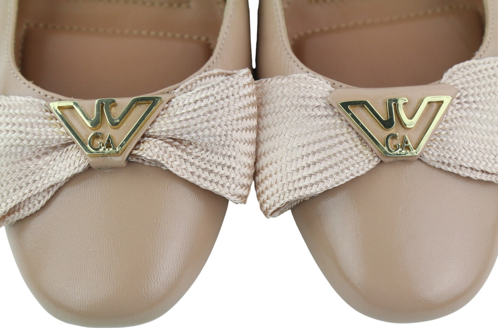 EMPORIO ARMANI moteriški bateliai su gobtuvu, 37 dydžio, smėlio spalvos, odiniai, su kaspino detale, balerinos stiliaus, rekomenduojama kaina – 219 € 