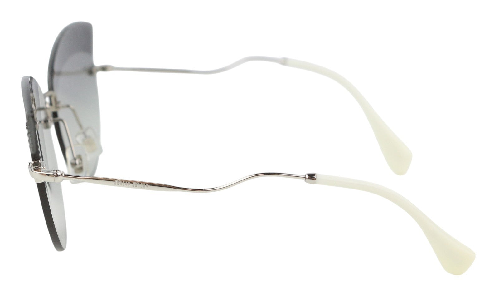 MIU MIU 58T moteriški akiniai nuo saulės su sidabro spalvos blizgiomis detalėmis ir katės akių formos rėmeliu, rekomenduojama kaina – 300 € 