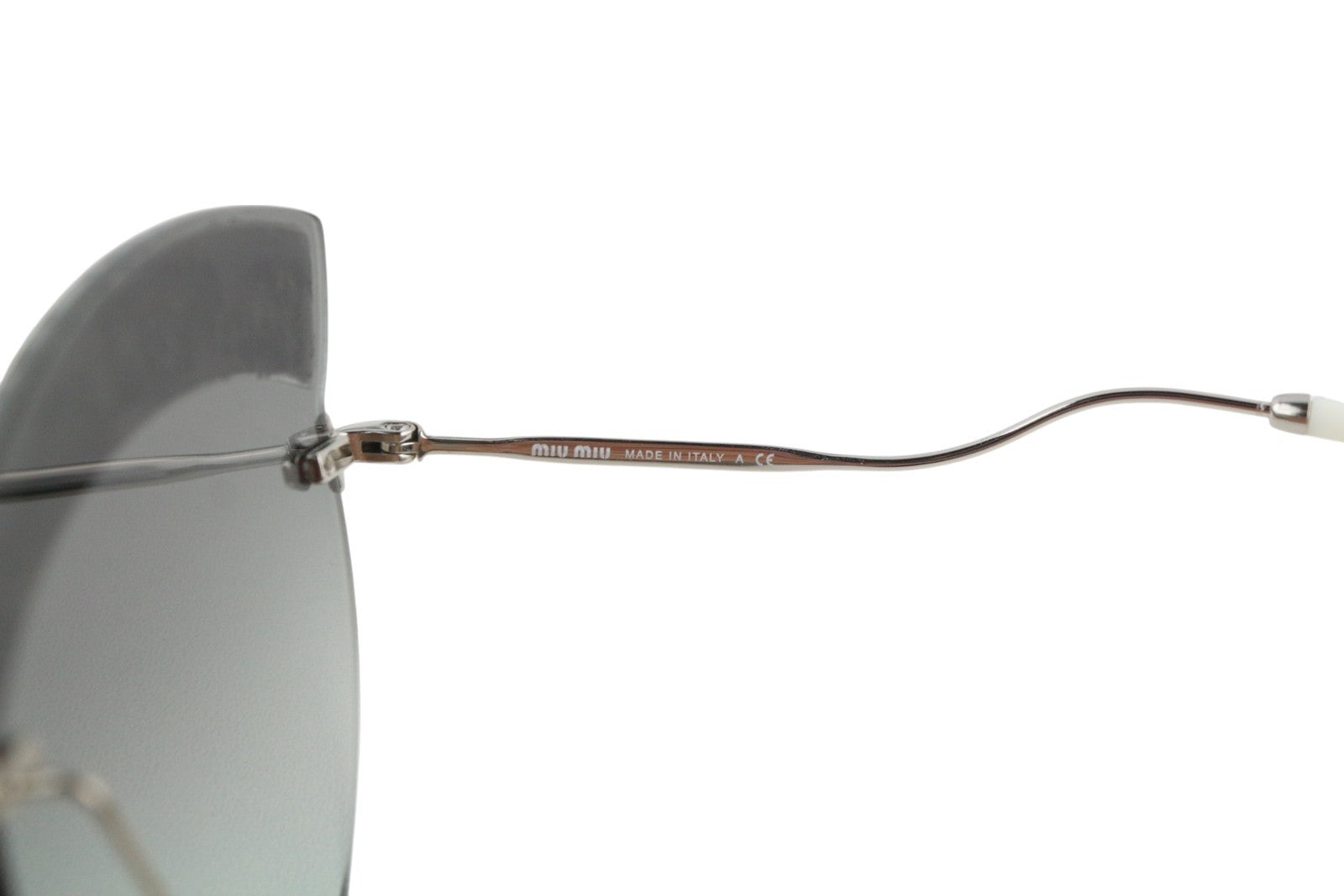 MIU MIU 58T moteriški akiniai nuo saulės su sidabro spalvos blizgiomis detalėmis ir katės akių formos rėmeliu, rekomenduojama kaina – 300 € 