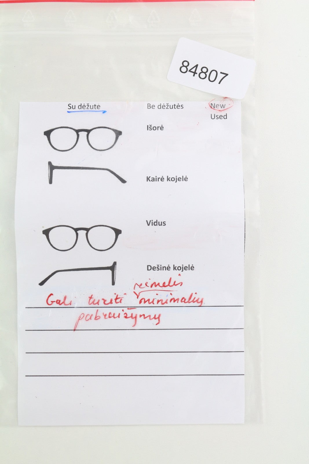 VERSACE 4418 moteriški akiniai nuo saulės OS su raudonais aukso atspalviais ir kvadratinėmis detalėmis, rekomenduojama kaina – 299 € 