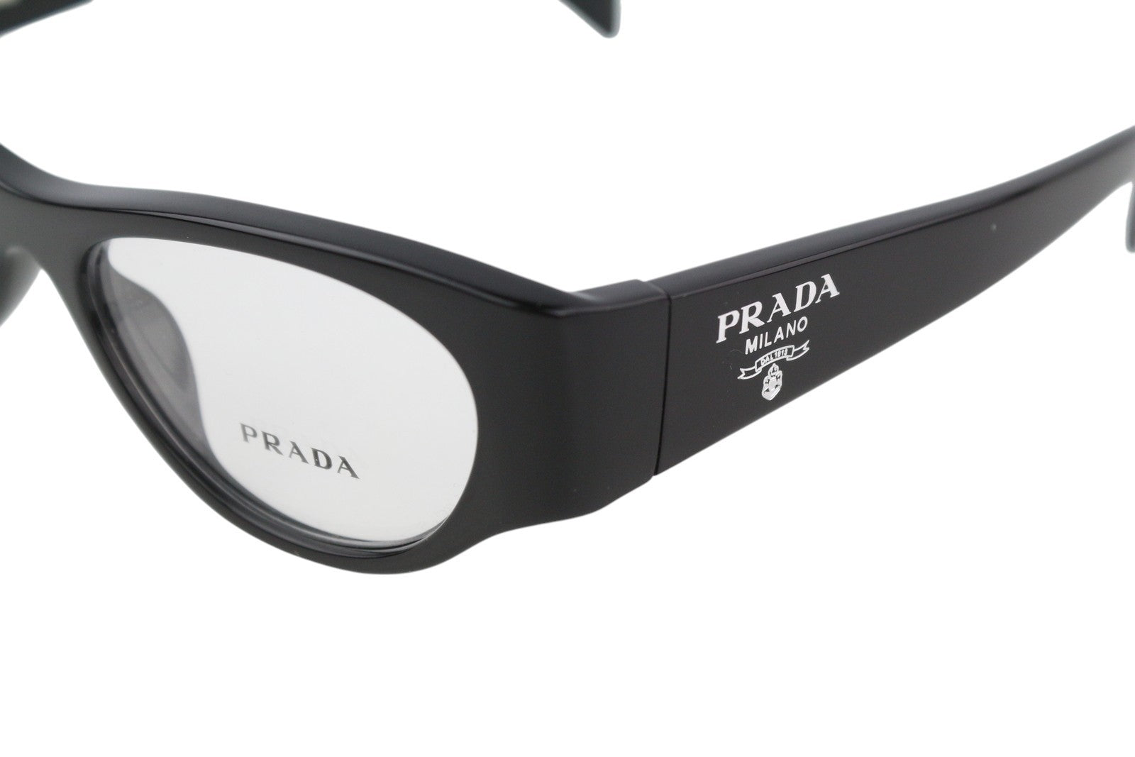 PRADA 0PR06ZV moteriški akiniai nuo saulės su juodu rėmeliu, katės akies formos, demonstraciniu lęšiu ir logotipu. Rekomenduojama kaina – 375 USD. 