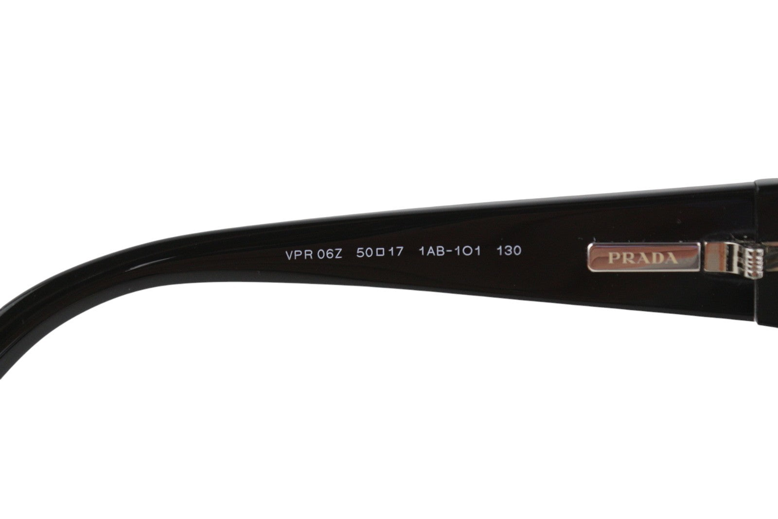 PRADA 0PR06ZV moteriški akiniai nuo saulės su juodu rėmeliu, katės akies formos, demonstraciniu lęšiu ir logotipu. Rekomenduojama kaina – 375 USD. 