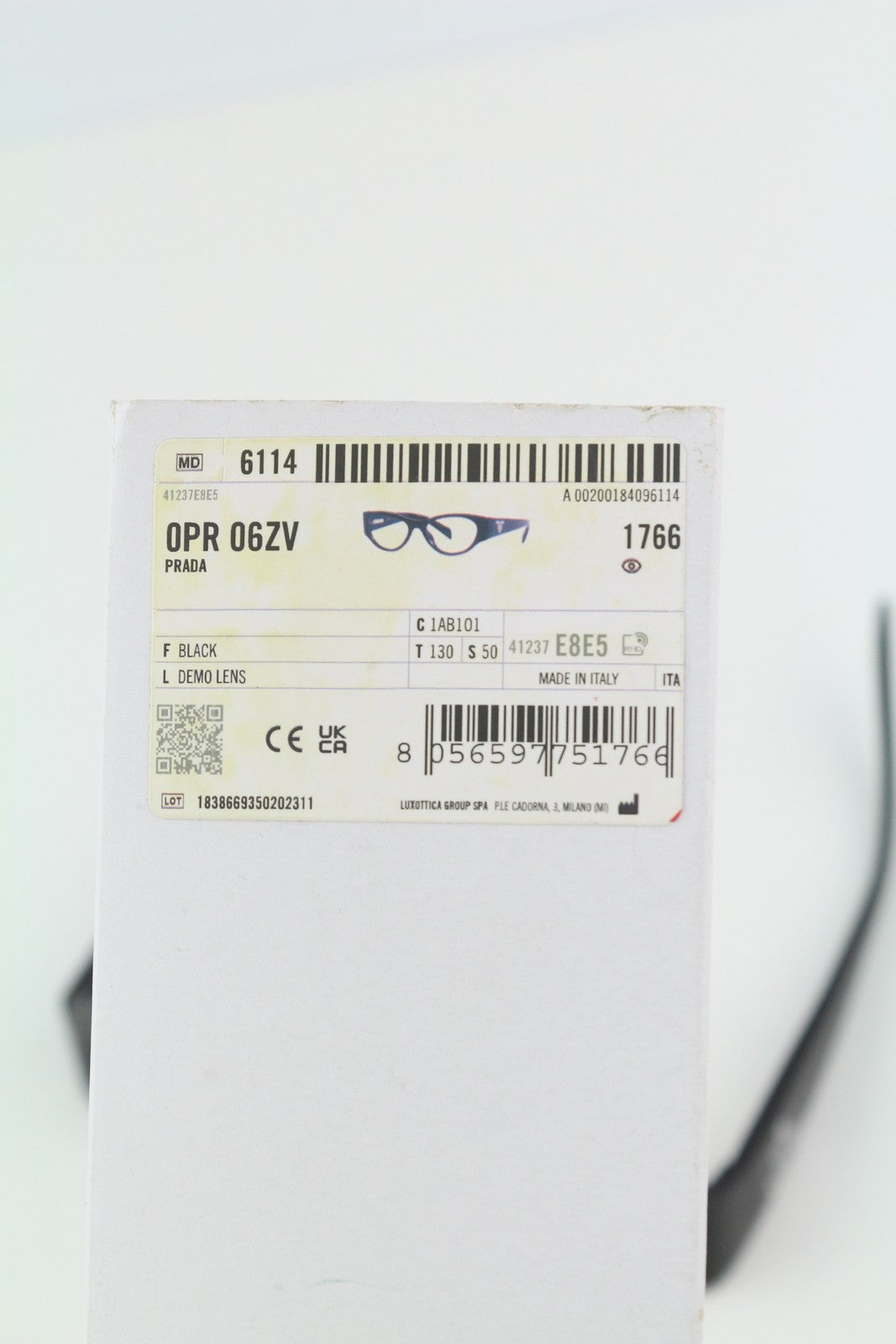 PRADA 0PR06ZV moteriški akiniai nuo saulės su juodu rėmeliu, katės akies formos, demonstraciniu lęšiu ir logotipu. Rekomenduojama kaina – 375 USD. 