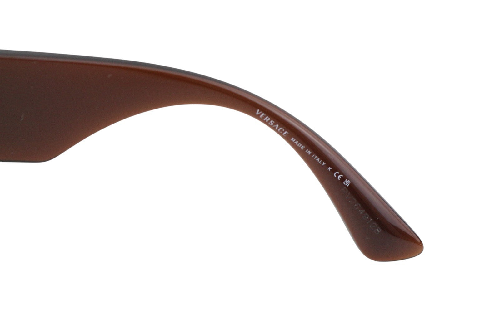 VERSACE 4415 moteriški akiniai nuo saulės su rudais gyvūnų raštais, katės akių atspalviu, aukso spalvos detalėmis. 