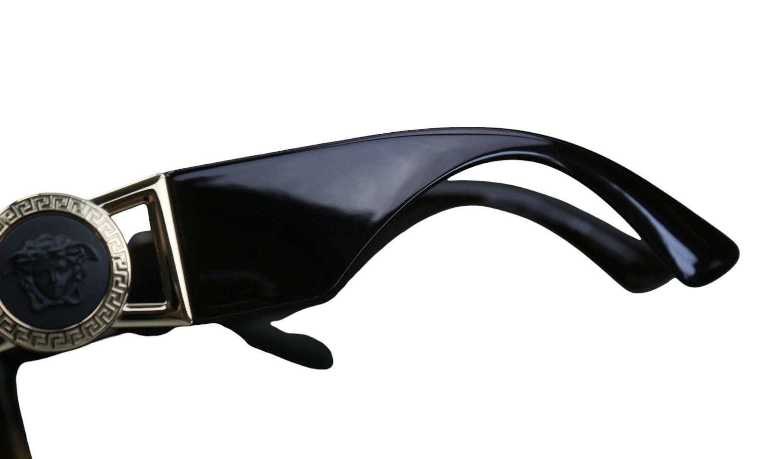 VERSACE 4415 moteriški akiniai nuo saulės su rudais gyvūnų raštais, katės akių atspalviu, aukso spalvos detalėmis. 