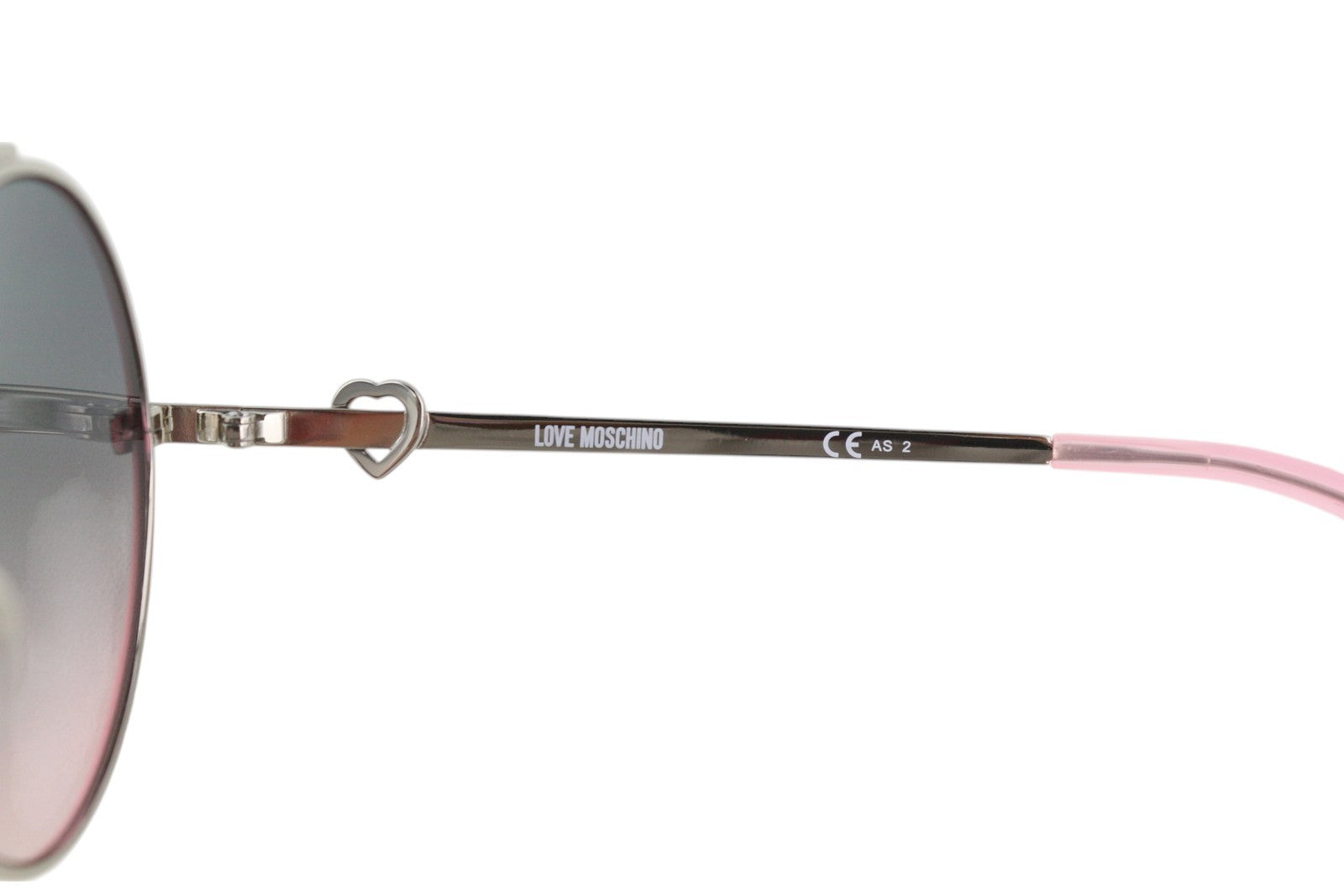 LOVE MOSCHINO MOL009/S moteriški akiniai nuo saulės su rožiniais tamsintais lęšiais ir ovaliu logotipu. Rekomenduojama kaina – 199 €. 