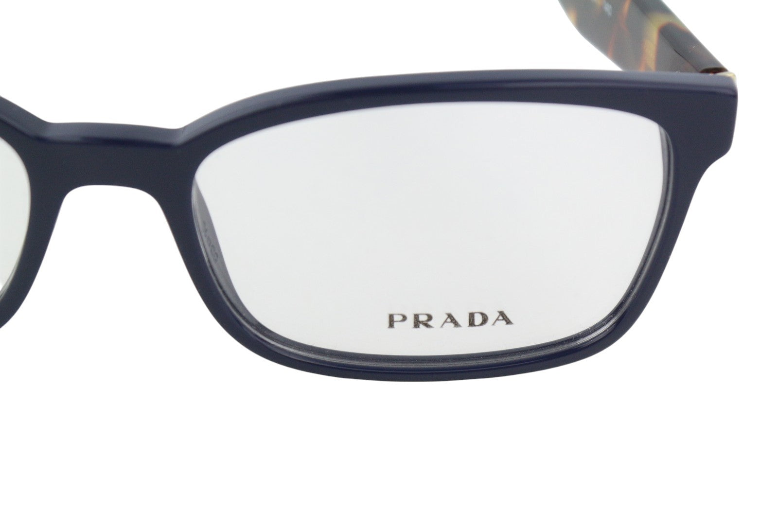 PRADA 0PR18TV moteriški akiniai nuo saulės su gyvūnų raštu, rėmeliu, demonstraciniu lęšiu ir logotipu. Rekomenduojama kaina – 295 USD. 
