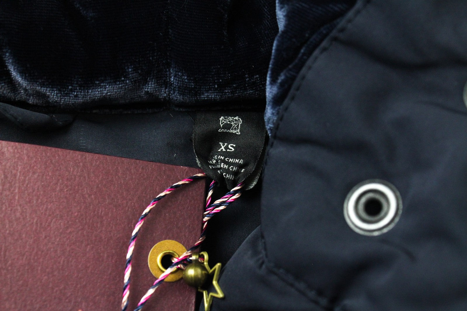 MAISON SCOTCH moteriška XS dydžio mėlyna dygsniuota dirbtinio kailio pūsta striukė su gobtuvu ir pamušalu 