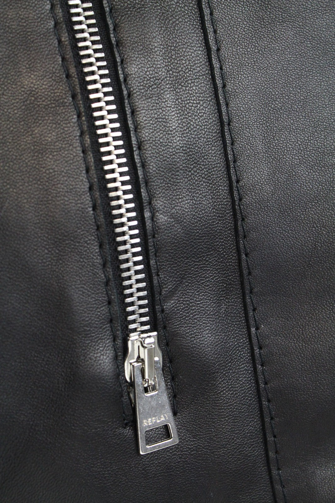 REPLAY moteriška baikerių striukė M, juoda, su užtrauktuku, klasikinio stiliaus, su pamušalu, ėriuko oda 