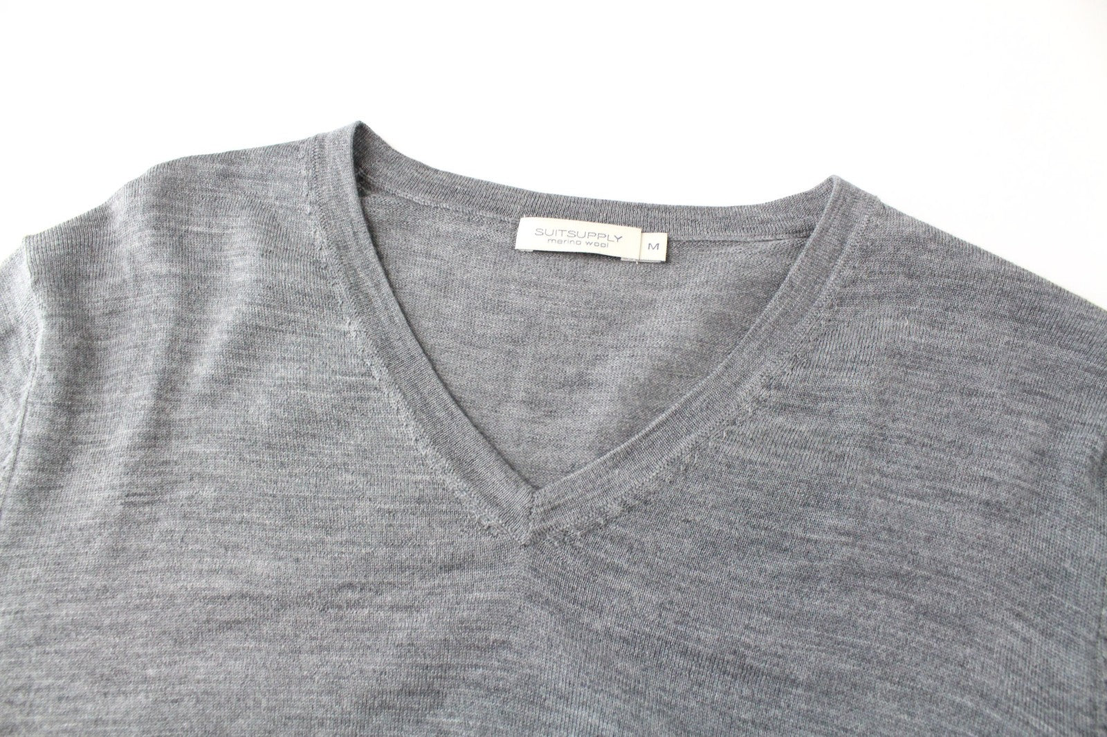 SUITSUPPLY vyriškas megztinis pilkas melanžo rašto megztinis V formos iškirpte, plonas, vilnonis megztinis 