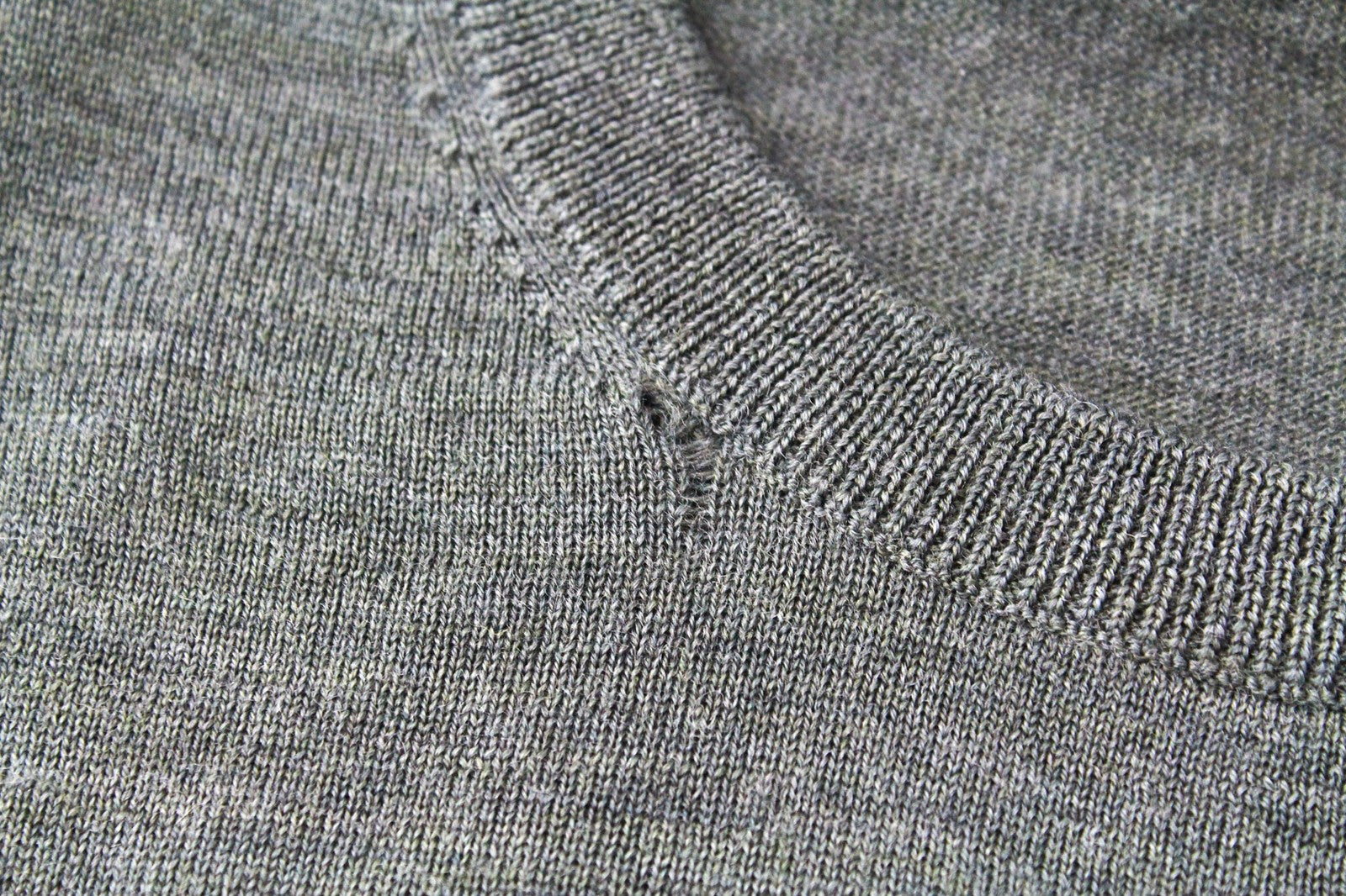 SUITSUPPLY vyriškas megztinis S dydžio megztinis su apvalia kaklo iškirpte, grynos merino vilnos, žalias melanžas 