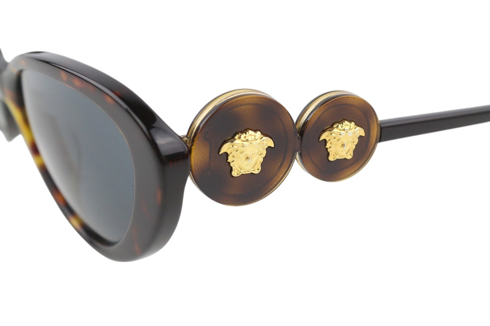 VERSACE 4433 moteriški akiniai nuo saulės su tamsiai rudais gyvūnų raštais ir katės akių formos akiniais nuo saulės, rekomenduojama kaina – 437 USD 