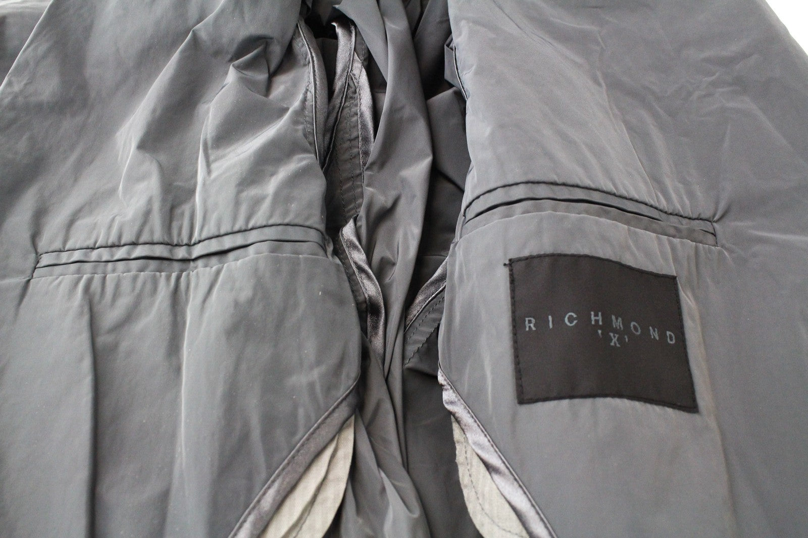 RICHMOND vyriška striukė IT48 pilka su dviem sagomis, be pamušalo, dizainerio lengva 