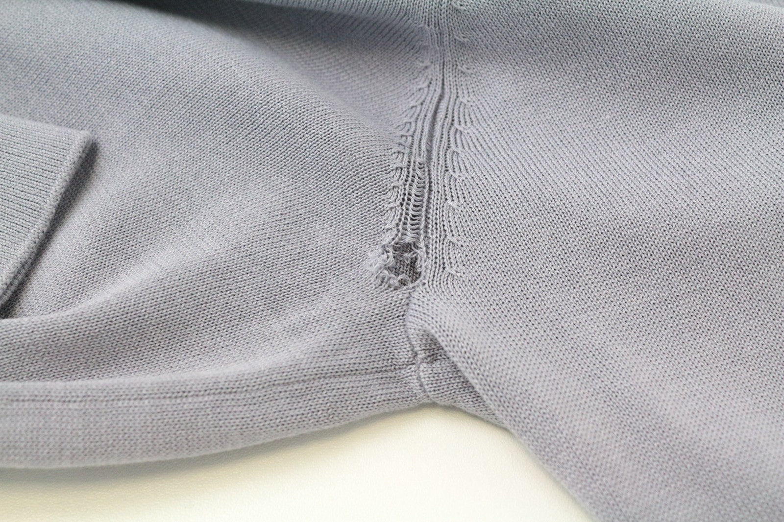 SUITSUPPLY vyriškas megztinis S dydžio alyvinės spalvos medvilnės ir šilko mišinio plonas megztinis su apvalia juostele 