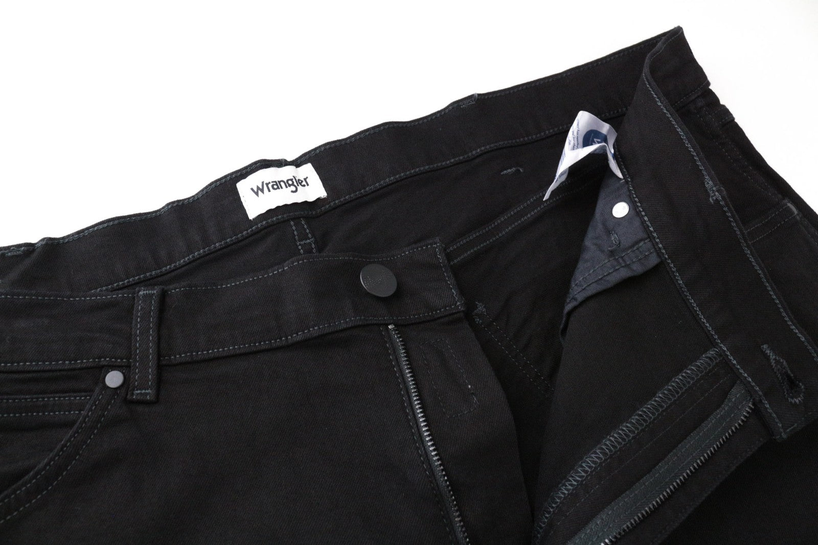 WRANGLER Greensboro vyriški W42/L32 juodi tiesaus kirpimo tamprūs džinsai 