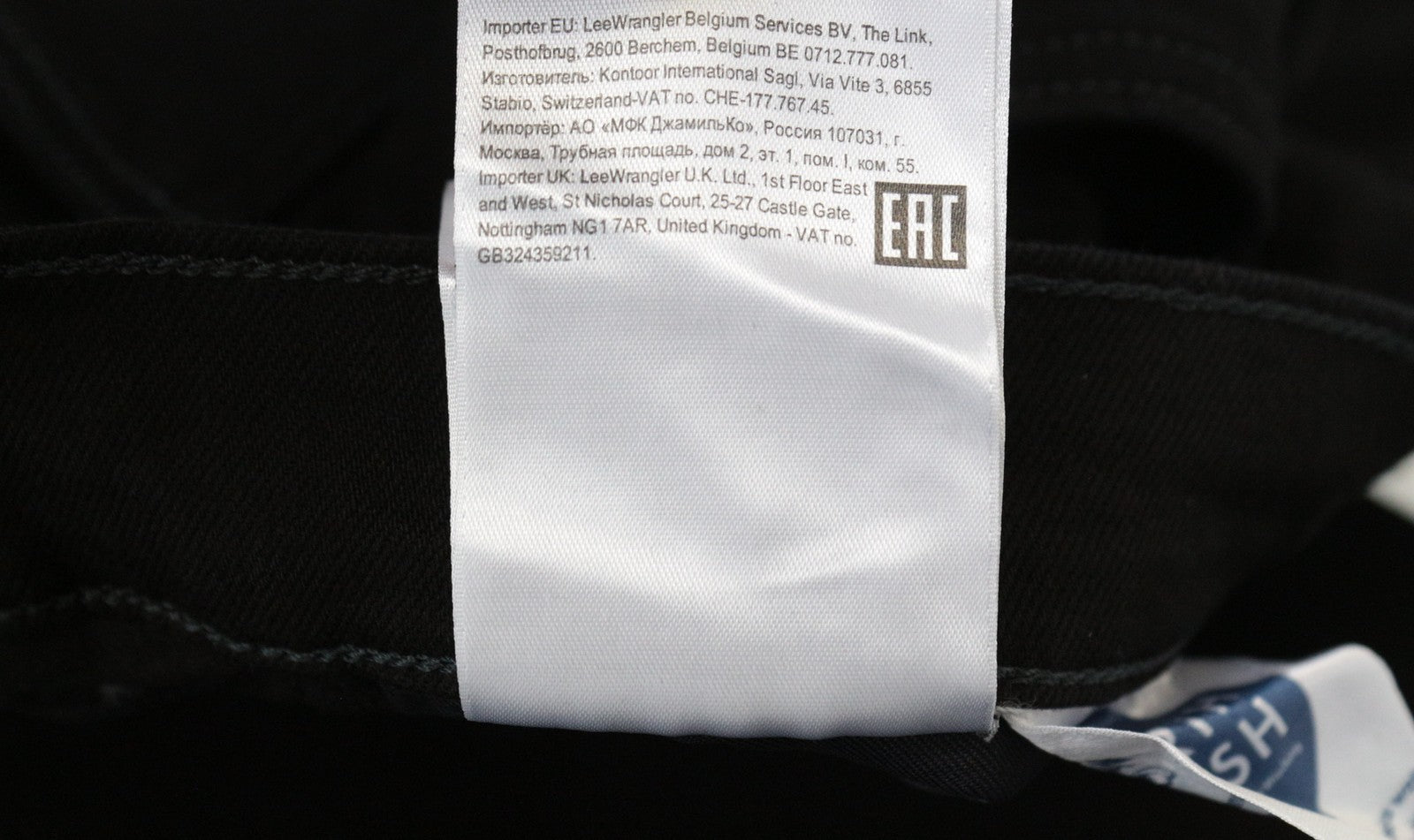 WRANGLER Greensboro vyriški W42/L32 juodi tiesaus kirpimo tamprūs džinsai 